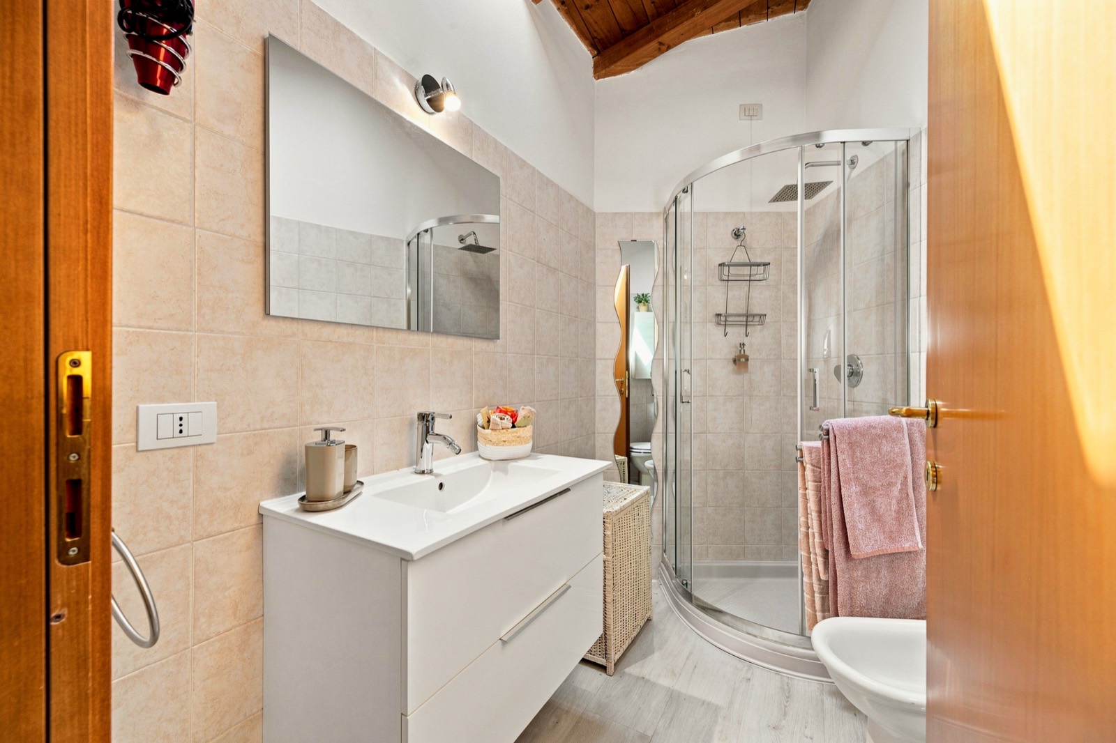 Bagno con mobile e specchio