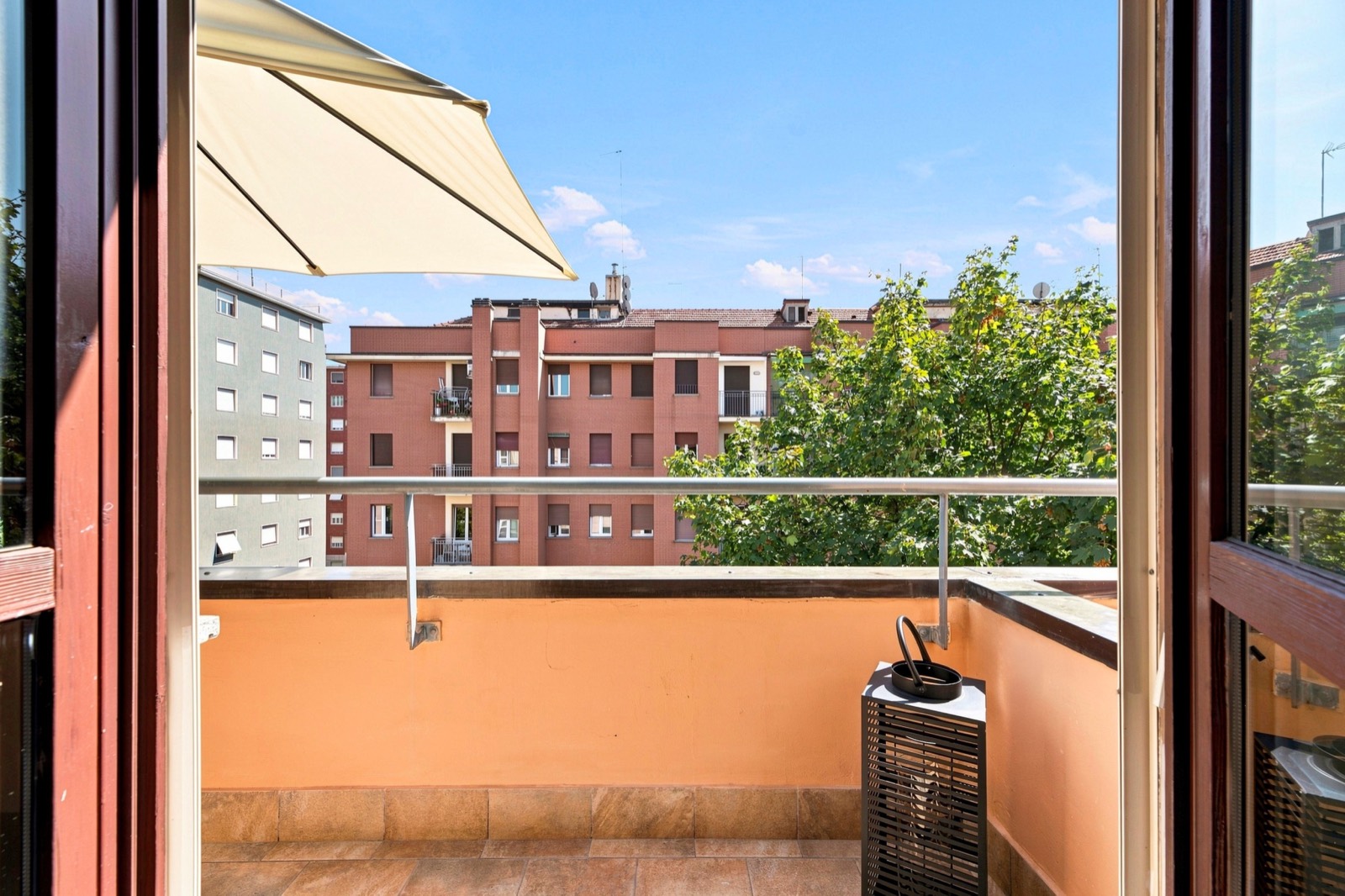 Balcone con ombrellone